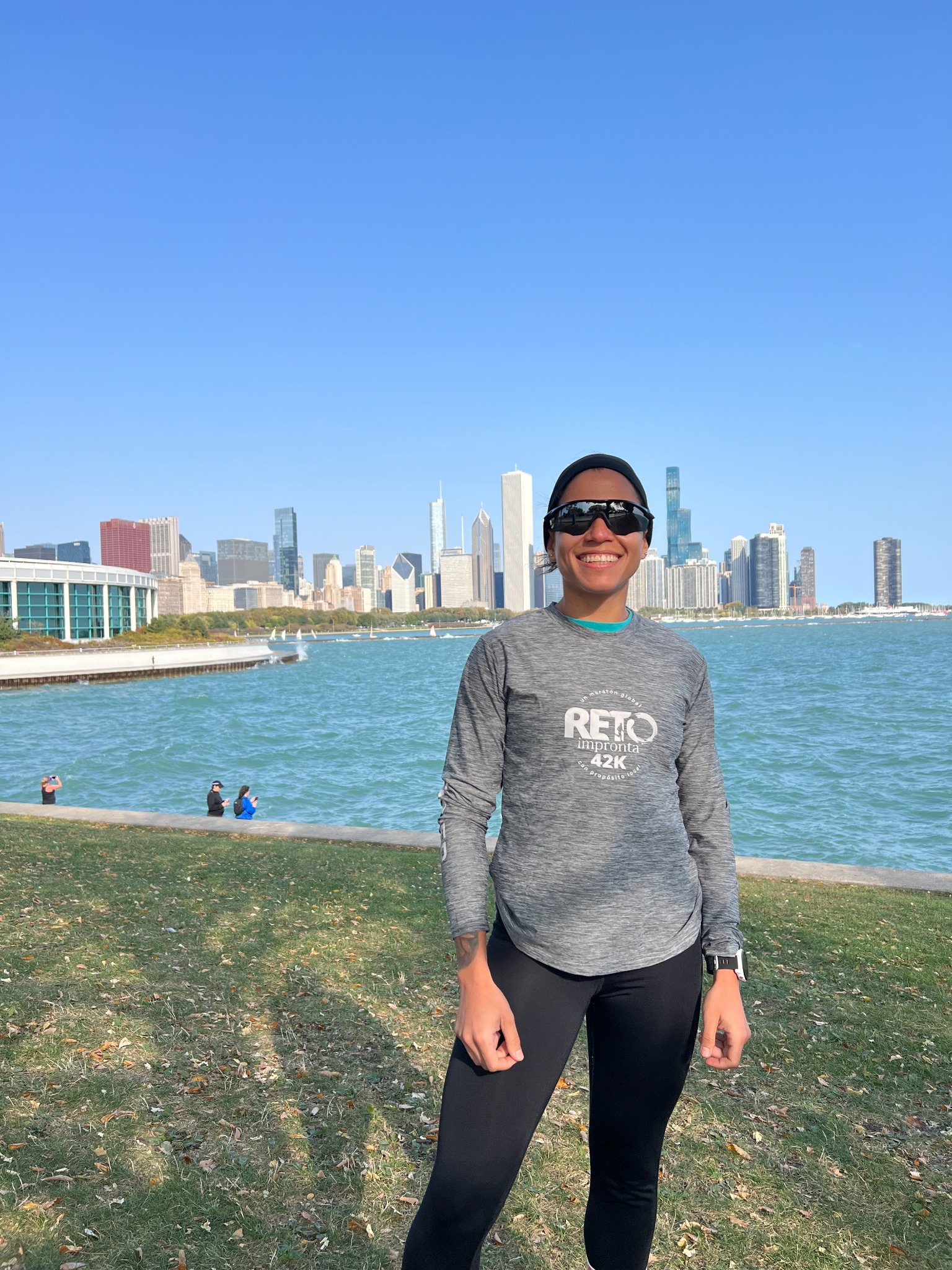 Andrea con su camiseta de Reto Impronta junto al lago en Chicago